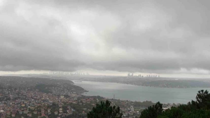 İstanbul'da sağanak sonrası Boğaz üzerindeki yoğun bulutlar Beykoz'dan görüntülendi