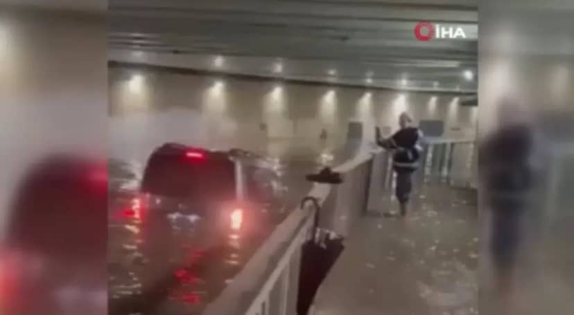 İstanbul da yağış sonrası korkutan manzara! Araçlar yine su altında kaldı 2