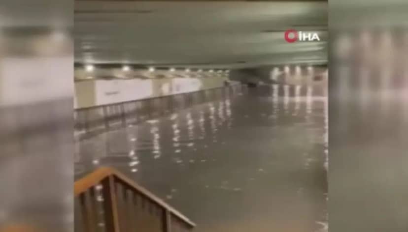 İstanbul da yağış sonrası korkutan manzara! Araçlar yine su altında kaldı 3
