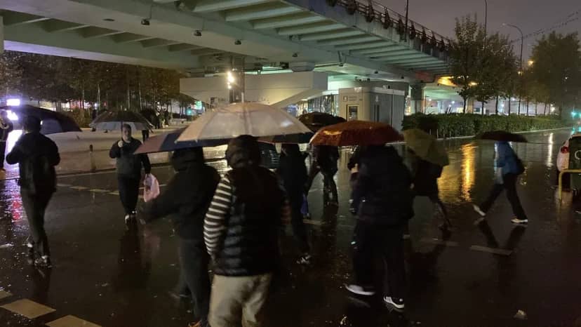 İstanbul da yağış sonrası korkutan manzara! Araçlar yine su altında kaldı 4
