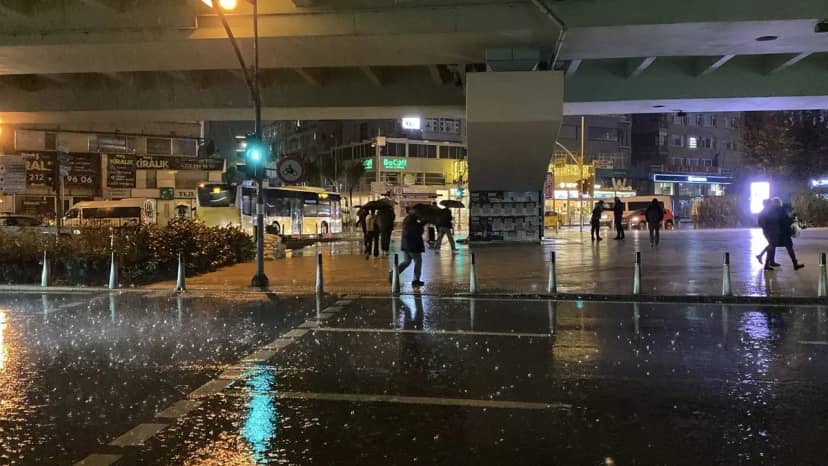 İstanbul da yağış sonrası korkutan manzara! Araçlar yine su altında kaldı 5