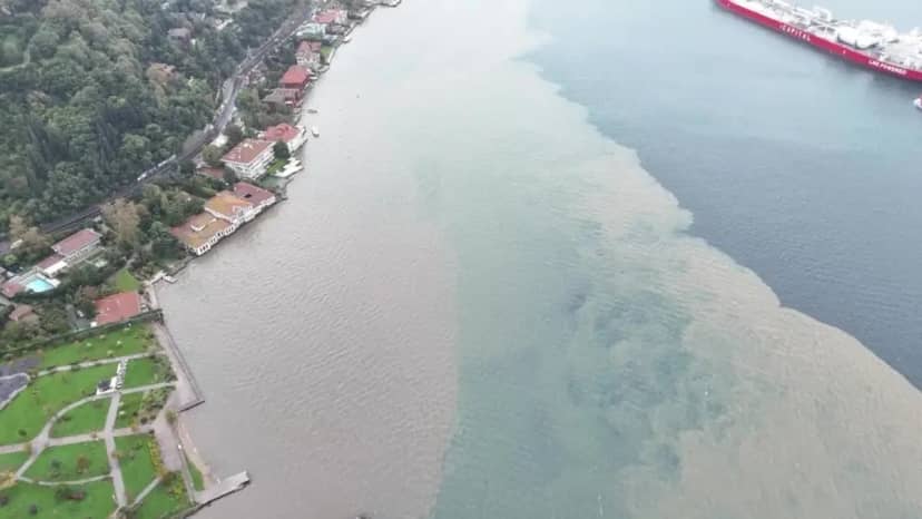 İstanbul da yine aynı görüntü! Çamur Boğaz ı kapladı, deniz kahverengiye döndü 2