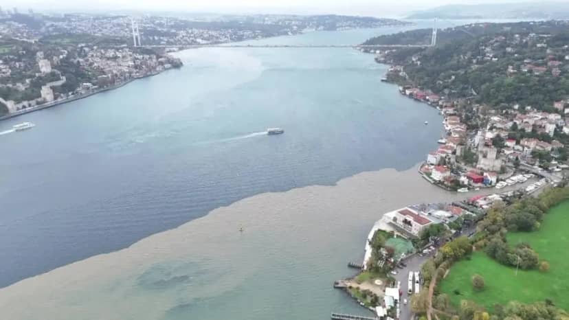 İstanbul'da yine aynı görüntü! Çamur Boğaz'ı kapladı, deniz kahverengiye döndü