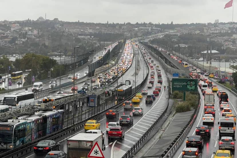 İstanbul'da yollar kırmızıya boyandı: Yağış sonrası yoğunluk yüzde 80'i aştı!