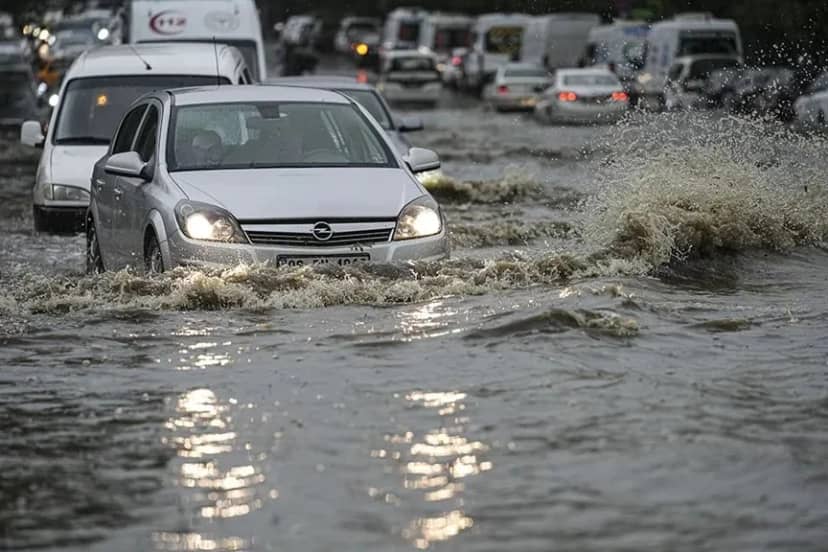 İstanbul için peş peşe uyarı! AKOM saat verdi, 4 ilçeyi sıraladı! Sel riski var