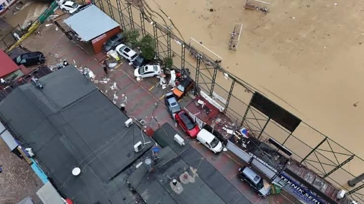İstanbul için peş peşe uyarı! AKOM saat verdi, 4 ilçeyi sıraladı! Sel riski var