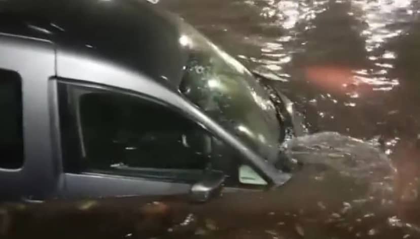 İstanbulda sağanak hayatı felç etti! Yollar göle döndü, Boğaz iki renge büründü
