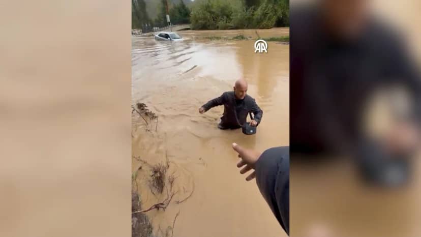 İstanbulda sağanak kabusu! Şilede yollar göle döndü, 3 kardeş evde mahsur kaldı