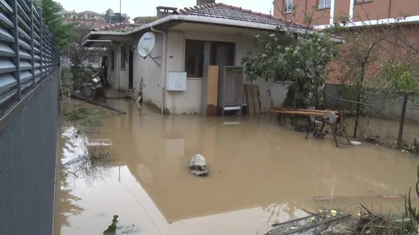 İstanbulda sağanak kabusu! Şilede yollar göle döndü, 3 kardeş evde mahsur kaldı