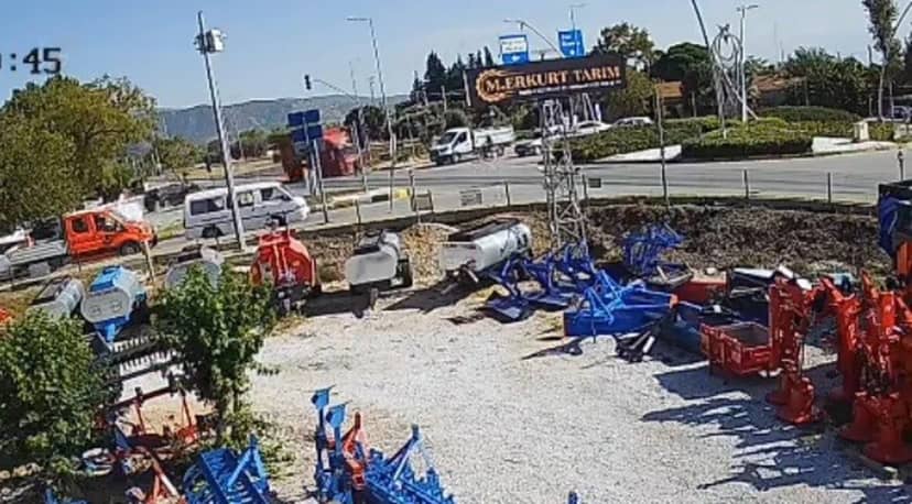İzmir Bayındır'da kamyonetin çarptığı kadın tekerleklerin altında kalmaktan kurtuldu