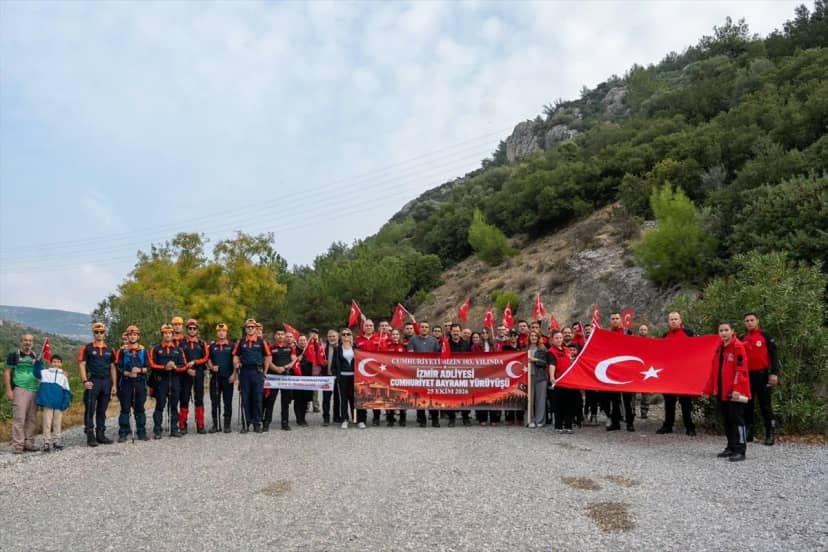 İzmir'de Cumhuriyet Bayramı yürüyüşüne AFAD ve adliye personeli de katıldı