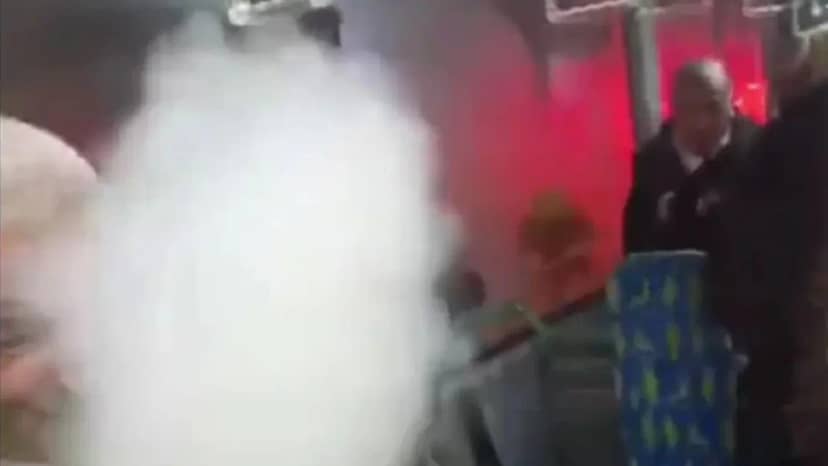 Kadıköy'de otobüste biber gazlı kavga! Yolcular panikle dışarı kaçtı