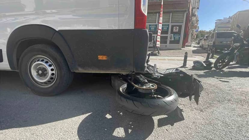 Karaman'da 20 metre sürüklenen motosiklet minibüsün altına girdi, yolcu yaralandı