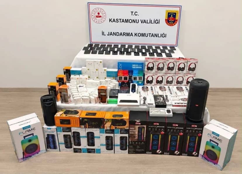 Kastamonu'da jandarma 2 iş yeri ve 1 araçta 39 kaçak cep telefonu ele geçirdi
