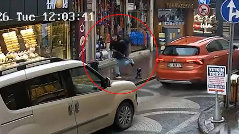 Kastamonu'da tüfekle caddede dehşet saçan saldırganın 4 kişiyi yaraladığı anlar kamerada
