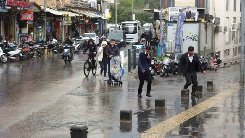 Kilis'te kuvvetli yağış ulaşımı etkiledi, sürücüler kontrollü ilerledi