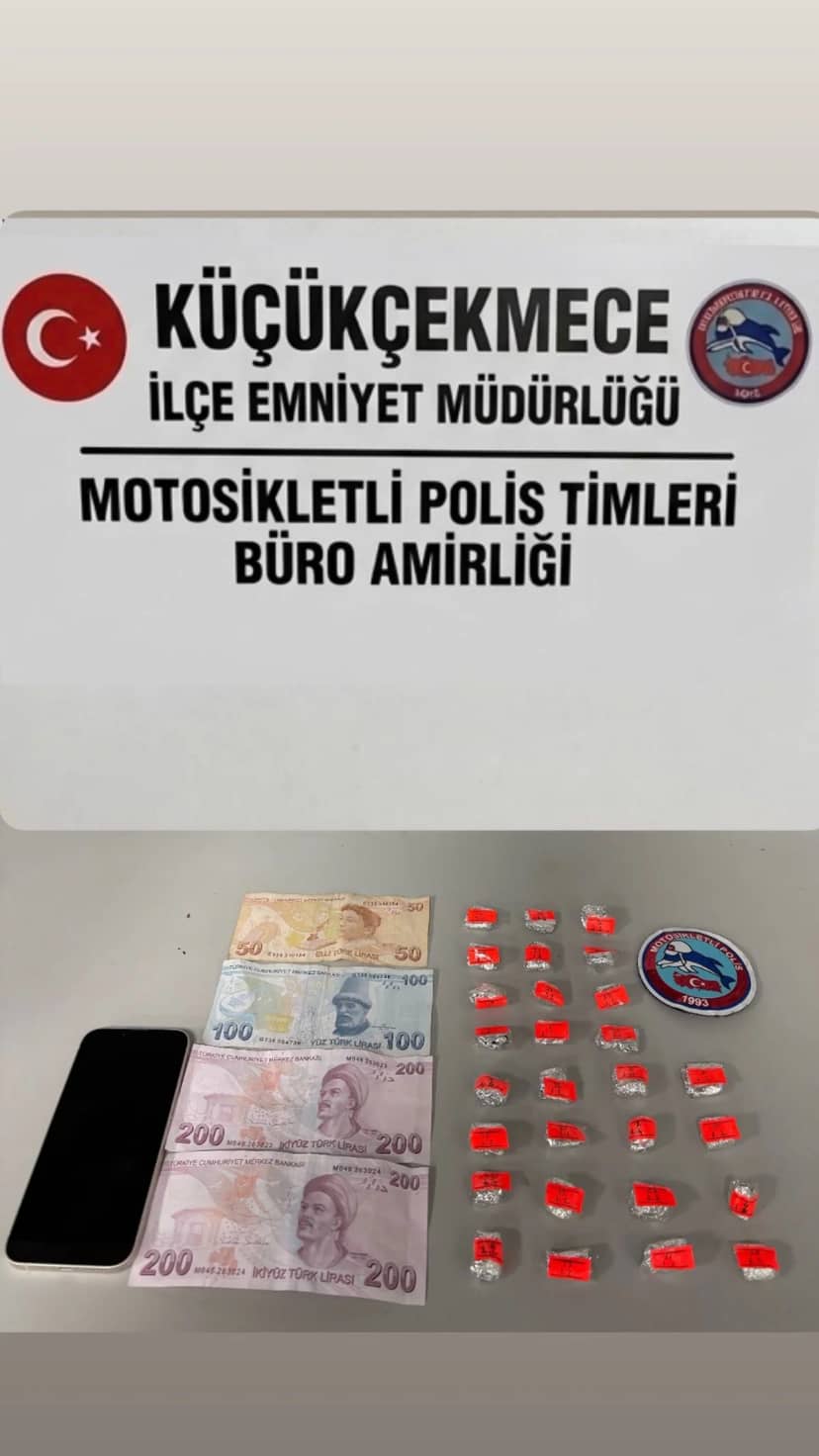 Küçükçekmece'de 2 şüpheli kovalamacayla yakalandı, 33,6 gram uyuşturucu ele geçti
