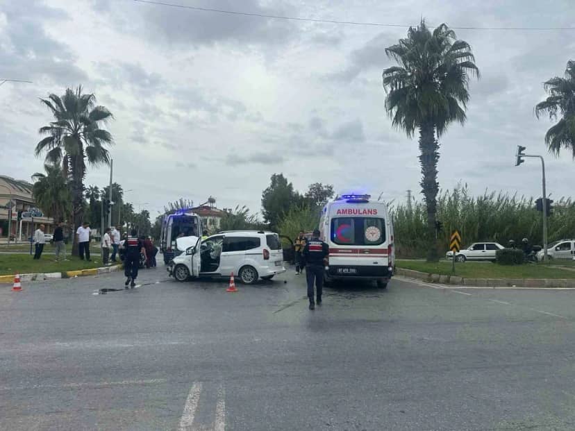 Manavgat'ta iki otomobilin çarpıştığı kazada 3 kişi yaralandı