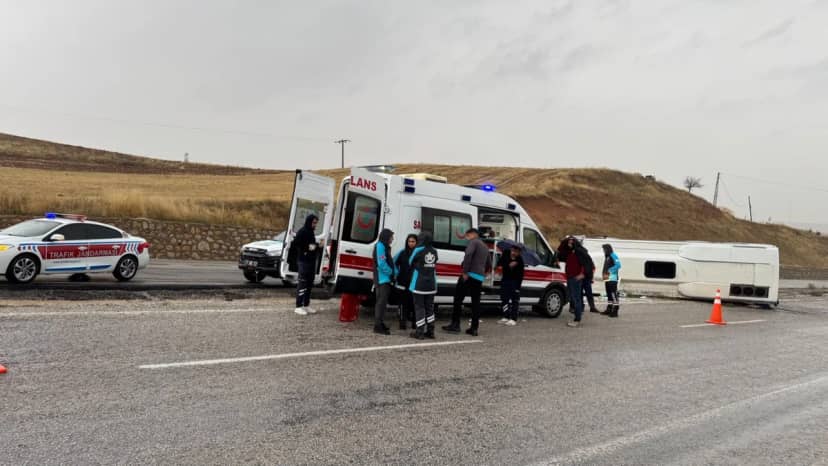 Sağanak sonrası feci kaza, Kırıkkale’de işçi servisi devrildi! 15 yaralı