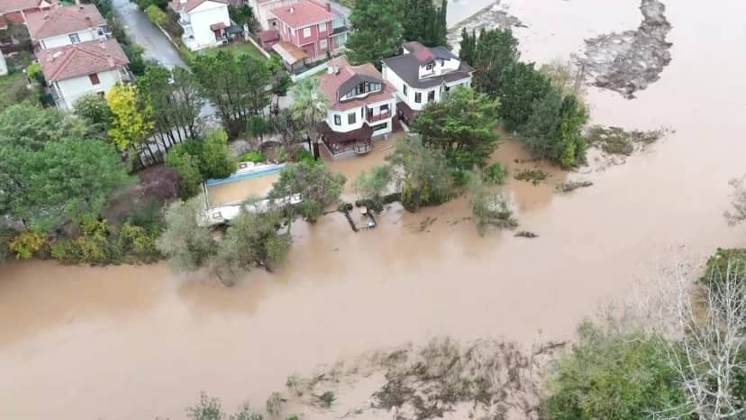 Sağanak yağışların ardından Şile'de birçok noktayı su basarken, adeta göle dönen yollar havadan görüntülendi.