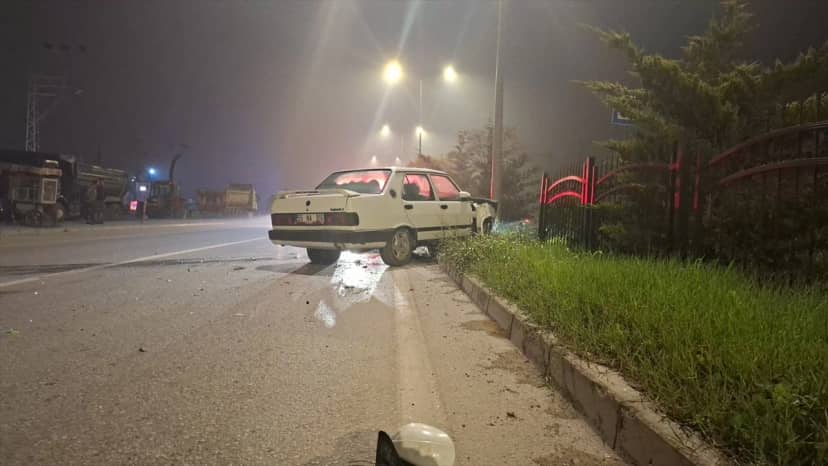Samsun Bafra'da bariyerlere çarpan otomobilin sürücüsü hastaneye kaldırıldı