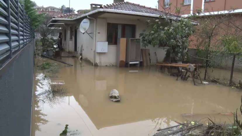 Şile sular altında! 3 yaşlı kardeş evlerinde mahsur kaldı 5
