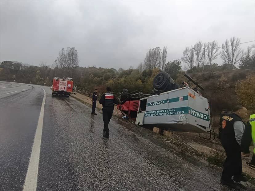 Sivas Suşehri'nde Giresun Orman Bölge Müdürlüğü aracı devrildi, 3 kişi yaralandı