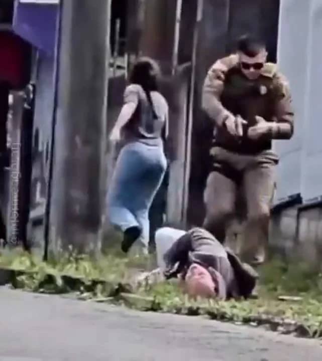 Sokak ortasında aksiyon filmlerini aratmayan olay! Eşini silahla rehin aldı
