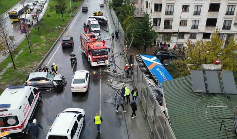 Sultangazi'de kargo tırı karşı şeride geçip iki araca çarptı, 3 kişi yaralandı