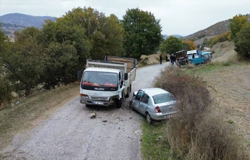 Tokat Zile'de kamyonla çarpışan otomobildeki 4 kişi yaralandı