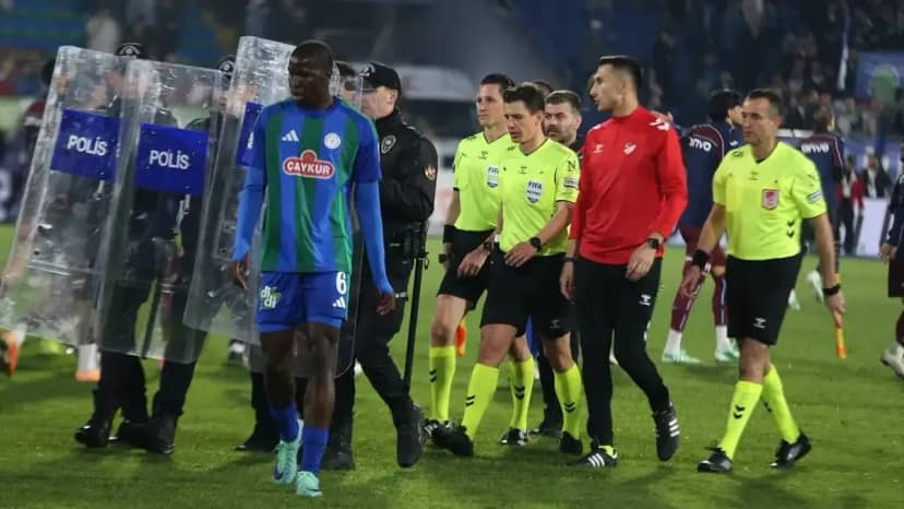 Trabzonspor maçında Rizespor'u çıldırtan pozisyon için Trio'nun 3 hakemi de aynı görüşte