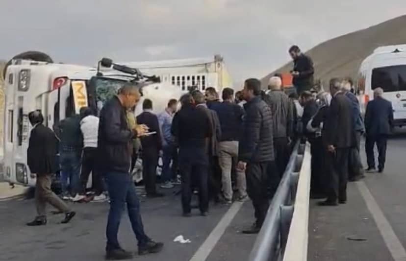 Van Gürpınar'da Zernek Barajı yakınlarında tır devrildi, 1 kişi yaralandı