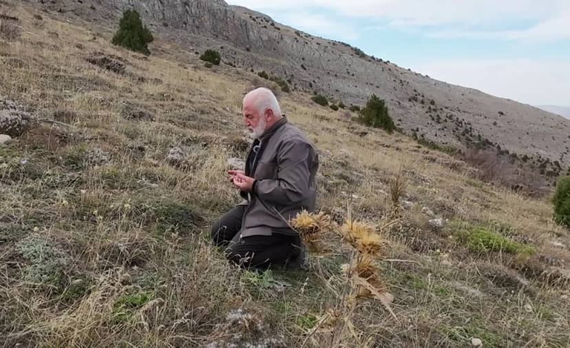 Yozgat'ta iş insanı Kandemir, 2 bin 270 rakımlı Akdağ'da ezan okuyup namaz kıldı