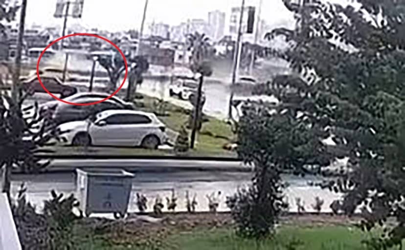 Adana'da direğe çarpan otomobilin sürücüsü eski AK Parti üyesi Aydın öldü, kaza kamerada