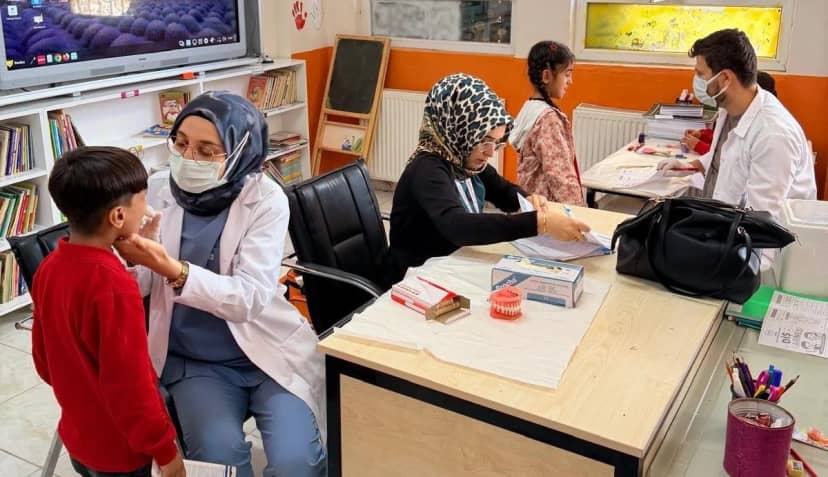 Adıyaman Kahta'da köy okulu öğrencilerine diş sağlığı eğitimi ve fırça, macun verildi