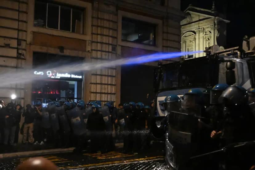 Avrupa alev alev! Sadece Fransa da 410 bin kişi sokakta... Gözler şimdi verilen yeni tarihe çevrildi! 4
