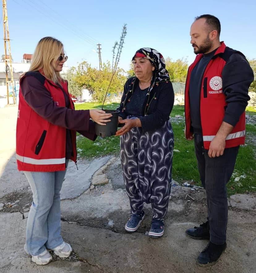 Besni'de yalnız yaşayan yaşlılar 'Çınarlara Nefes Ol' etkinliğinde fidan aldı