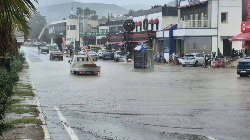 Bodrum'da sağanak Konacık'ta trafiği kilitledi, mahsur otomobili gazeteciler itti