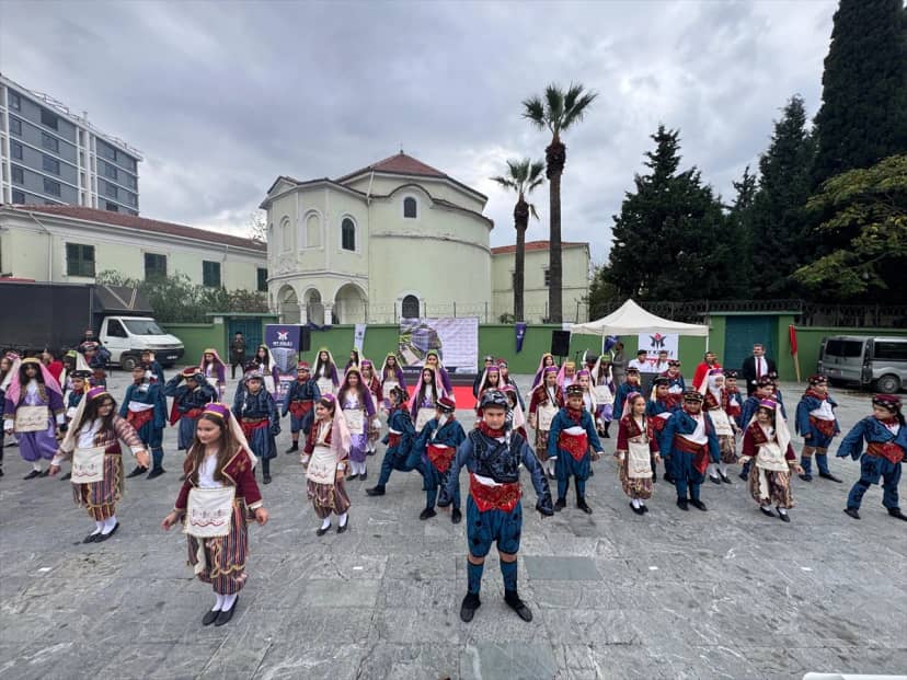 Bornova'da öğrenciler Cumhuriyet Bayramı'nda halk oyunları ve marşlarla gösteri sundu