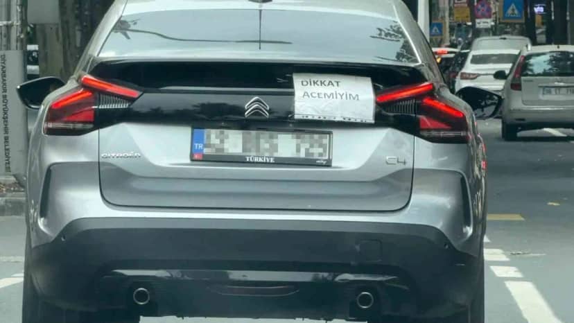 Diyarbakır'da sürücü 'dikkat acemiyim' yazısını arka cama yapıştırıp trafiğe çıktı