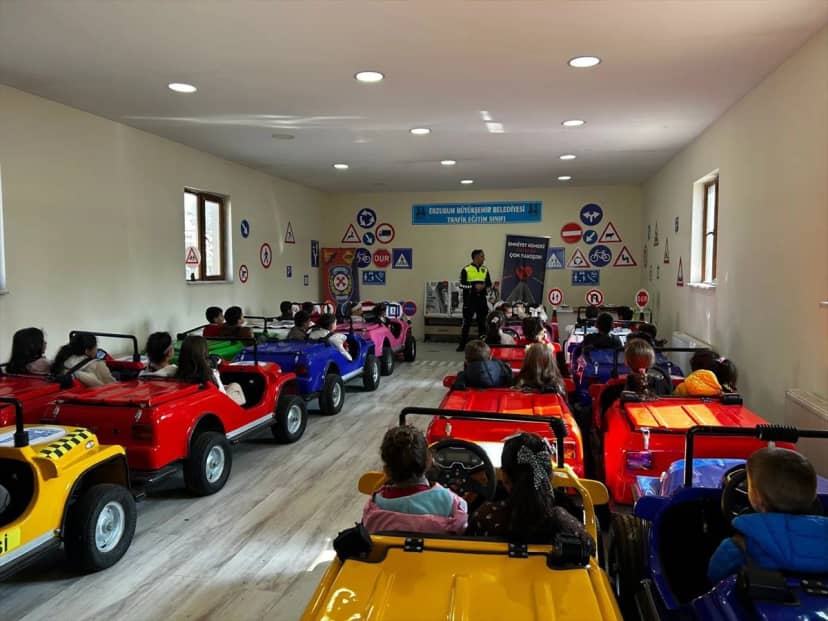 Erzurum'da polisler ilkokul öğrencilerine trafik eğitimi verdi