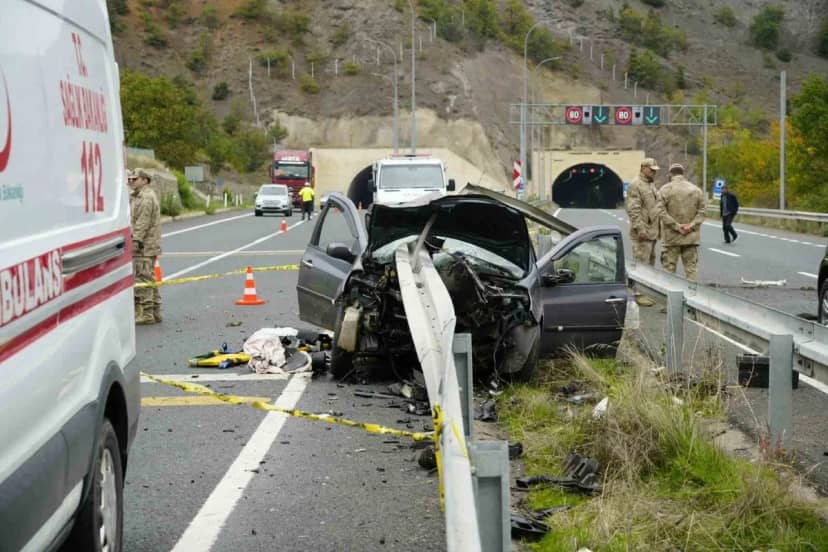 Gümüşhane'de bariyere saplanan otomobilde 1 kişi öldü, 1'i ağır 4 kişi yaralandı