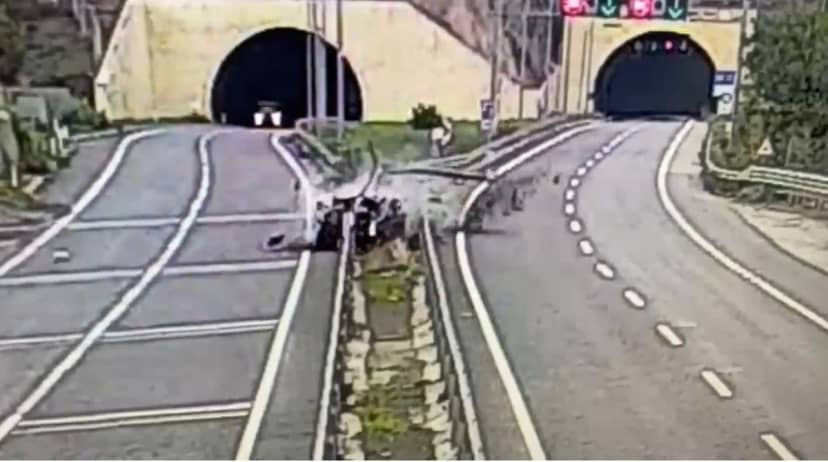 Gümüşhane-Trabzon yolundaki kazada 1 kişi öldü, 1'i ağır 4 yaralı; görüntüler çıktı