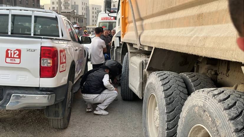 Hatayda hafriyat kamyonunun altında kalan motosikletli hayatını kaybetti! Kaza kamerada