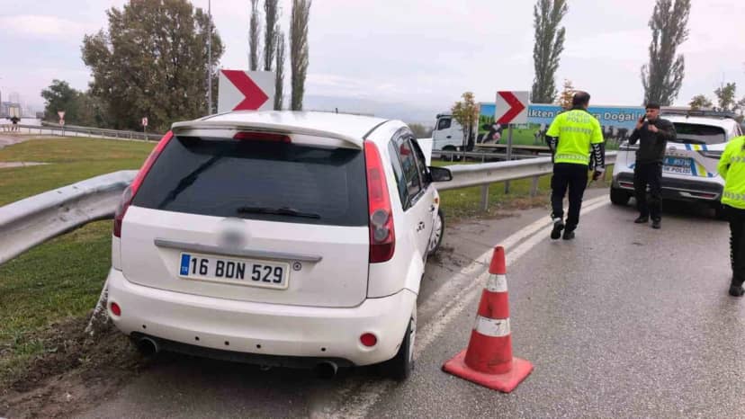 İnegöl'de kaygan yolda otomobil bariyerlere çarptı, 1 kişi yaralandı