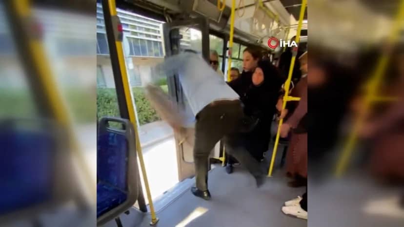 İzmir'de belediye otobüsünde halı kavgası! Şoförün halıyı dışarı attığı anlar kamerada