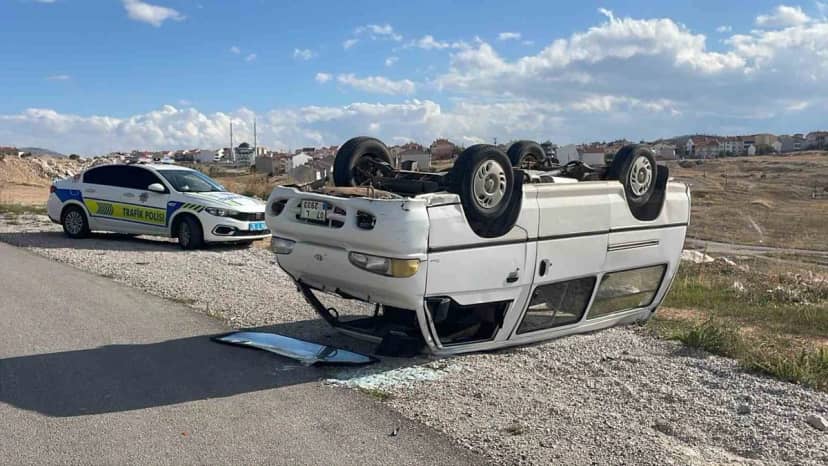 Karaman'da panelvan otomobille çarpışıp devrildi, iki sürücü yaralandı