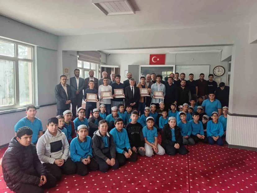 Korkuteli'nde hafızlığını tamamlayan 5 erkek hafız öğrenciye belgeleri verildi