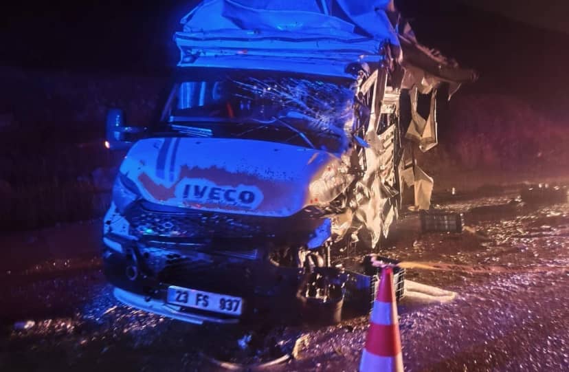 Malatya Doğanşehir'de tırın römorku minibüse çarptı, 1 kişi yaralandı