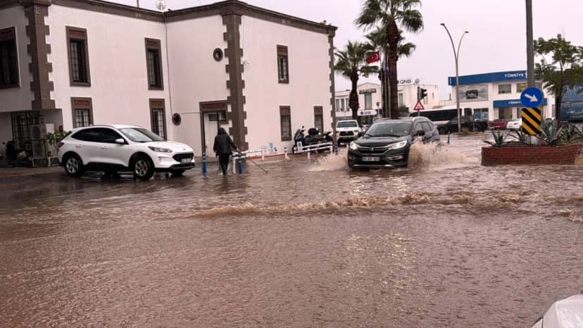 Meteoroloji turuncu kodla uyarmıştı! Muğla’yı sağanak vurdu: Dereler taştı, kayalar koptu, araçlar mahsur kaldı